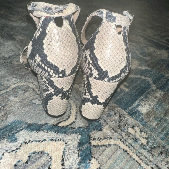 Stuart Weitzman Nearly Nude Sandles - Picture 6 of 14